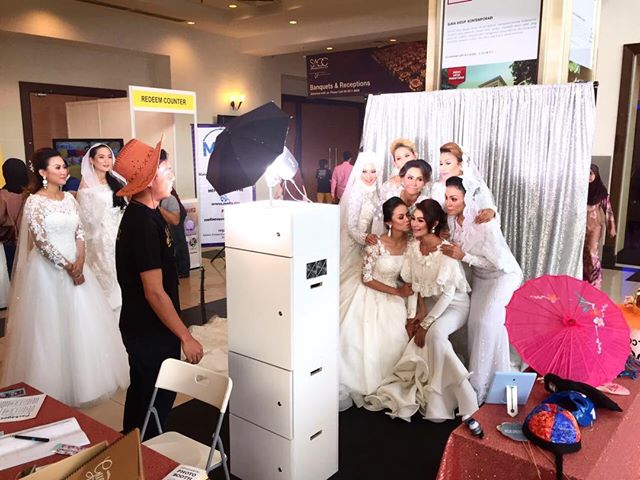 Get photo booth on your wedding and your guest will love u!